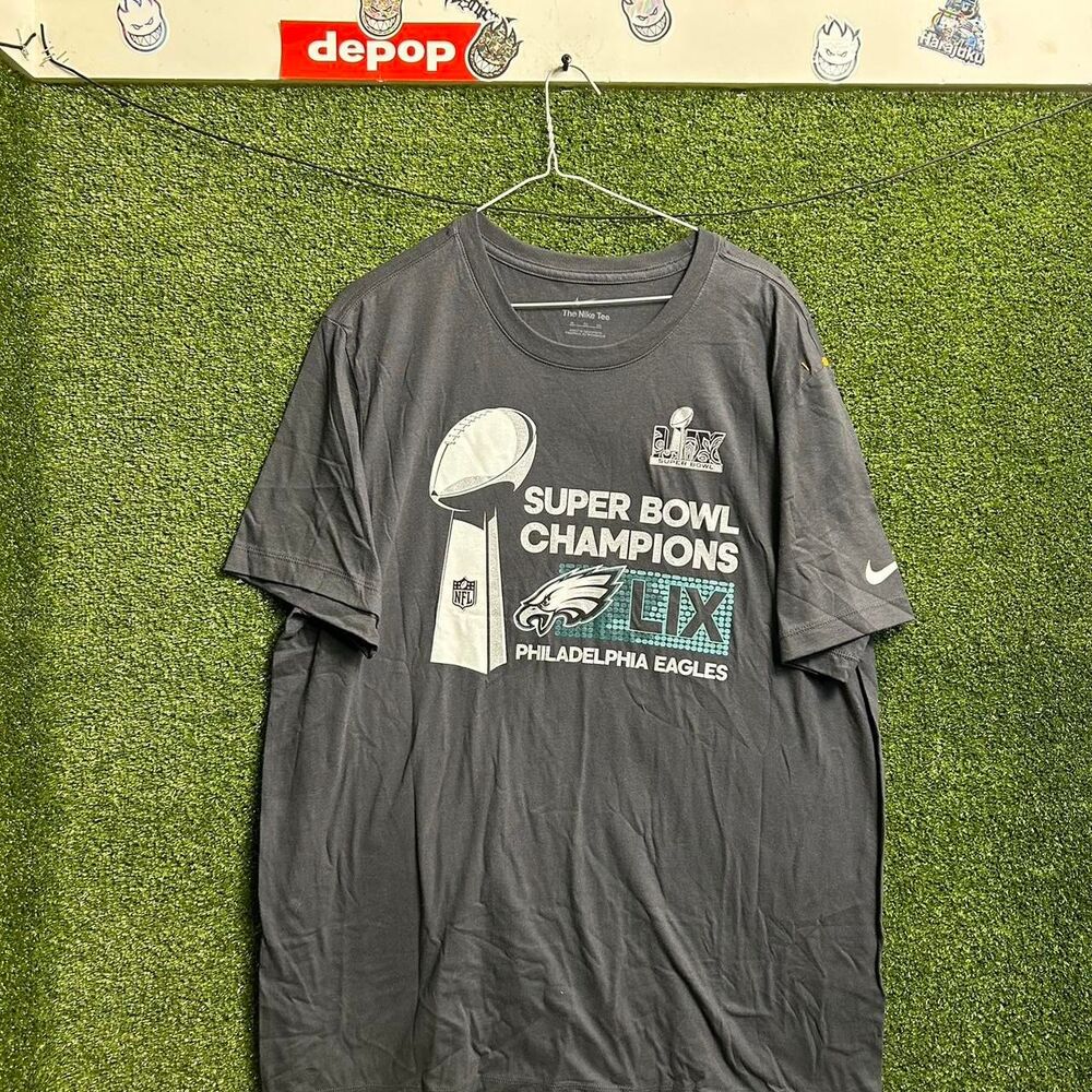 Nike Men's Grey and Black T-shirt